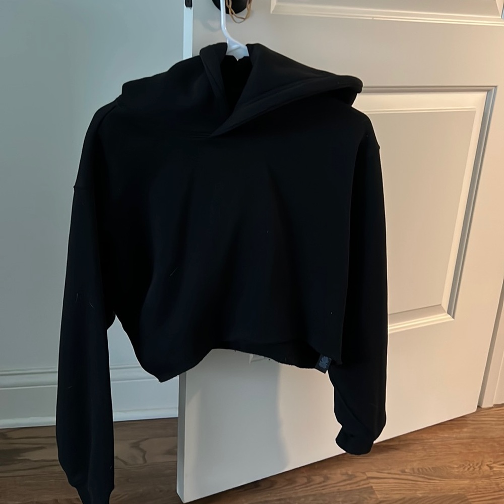 Balance Athletica Vitality black cropped sweatshirt